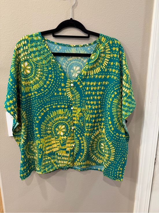 Wild Ink Tops - Boho Print Short Sleeve V-Neck Top in Green and Yellow NWT Size M